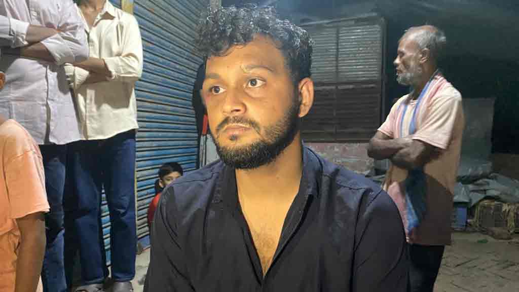 ‎মধ্যরাতে রাবি ছাত্রীকে ফোনে কুপ্রস্তাব, যুবককে ক্যাম্পাসে ডেকে এনে পিটিয়ে পুলিশে সোপর্দ