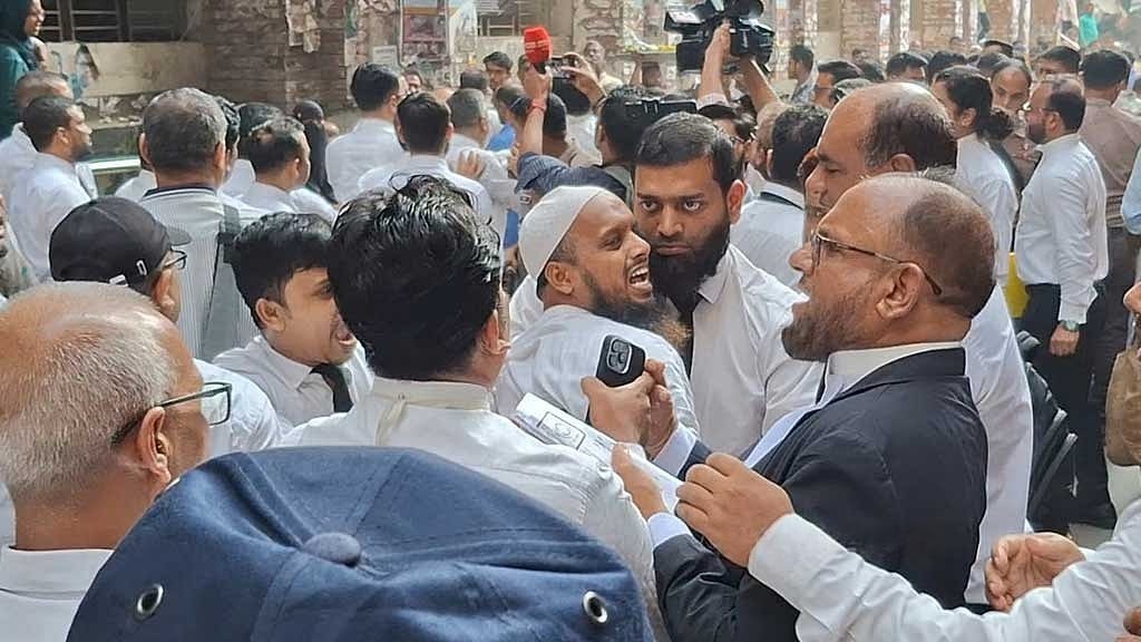 আখতারুজ্জামানের জামিন শুনানিতে আদালতে হট্টগোল, আইনজীবীদের হাতাহাতি