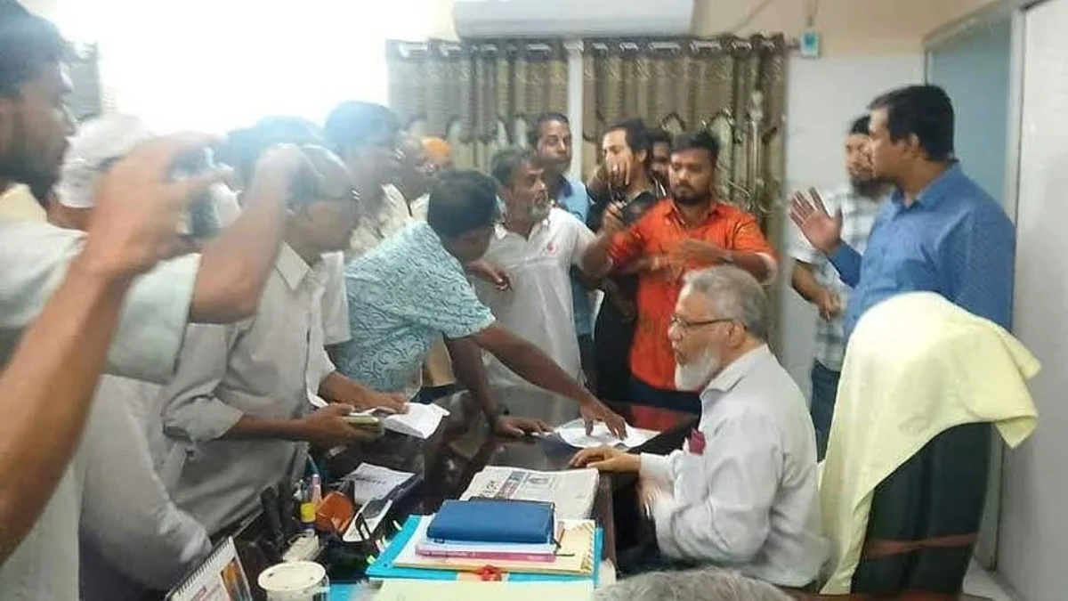 রামেবি উপাচার্যের কার্যালয়ে হামলা, জোর করে পদত্যাগে স্বাক্ষরের অভিযোগ