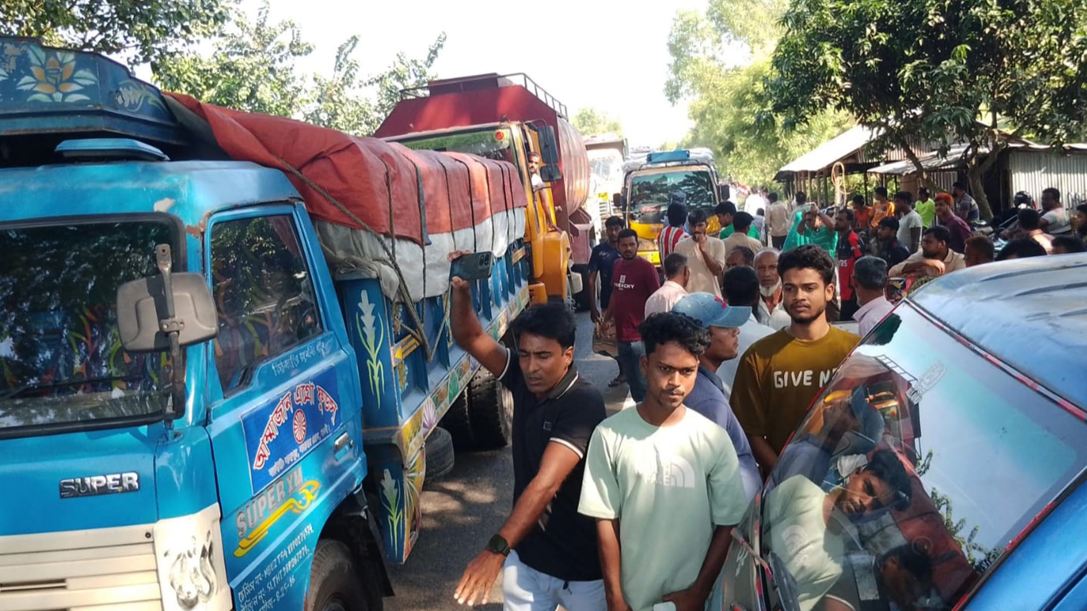 সারের দাবিতে নওগাঁ-রাজশাহী মহাসড়ক অবরোধ কৃষকদের