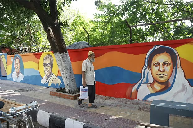 সেগুনবাগিচার দেয়ালে যুক্ত রোকেয়া-জীবনানন্দ-জসীমউদ্‌দীনের প্রতিকৃতি, বাদ সঞ্জীব