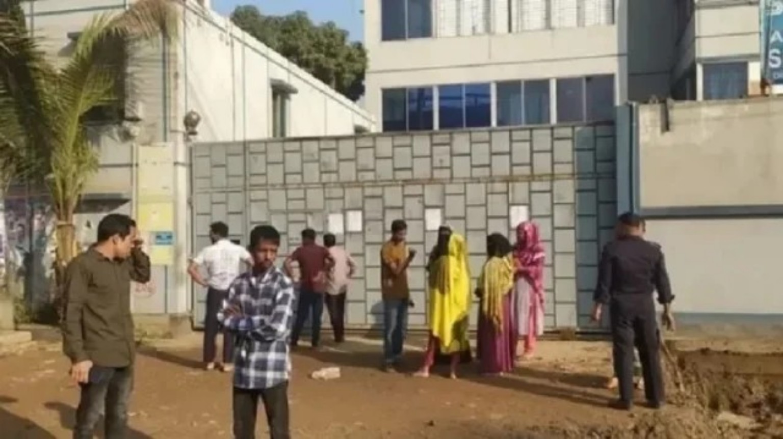 অনির্দিষ্টকালের জন্য বন্ধ উত্তরার পাঁচ পোশাক কারখানা