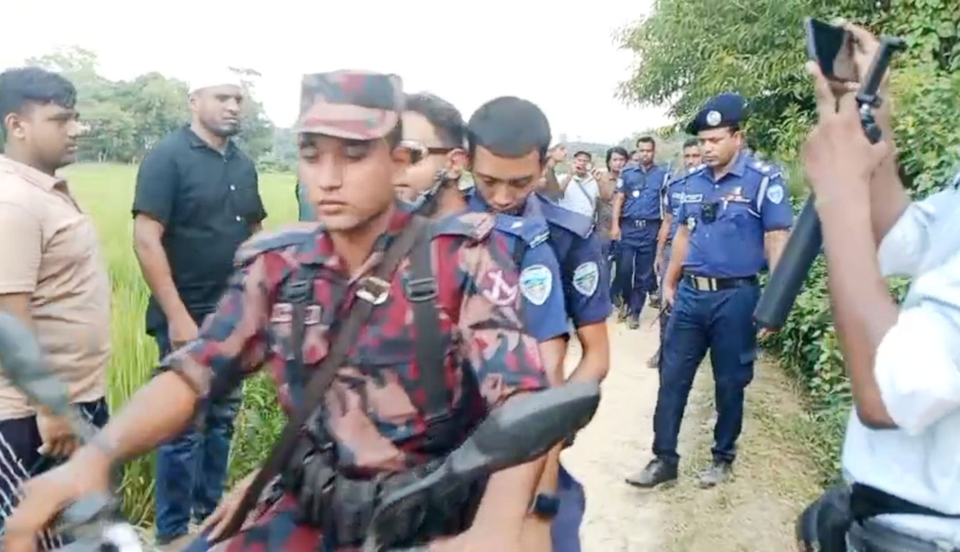 ১৫ ঘণ্টা পর দেশে ফিরলেন বিএসএফের হাতে আটক দুই পুলিশ সদস্য