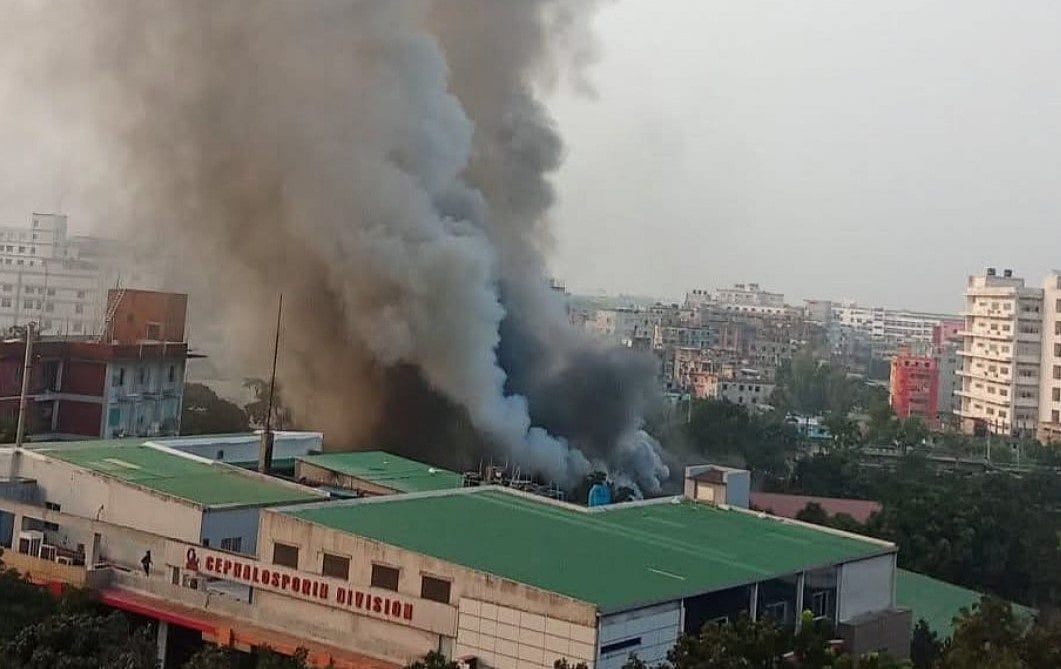 গাজীপুরে ইবনে সিনার কারখানায় আগুন, সোয়া ঘণ্টায় নিয়ন্ত্রণে