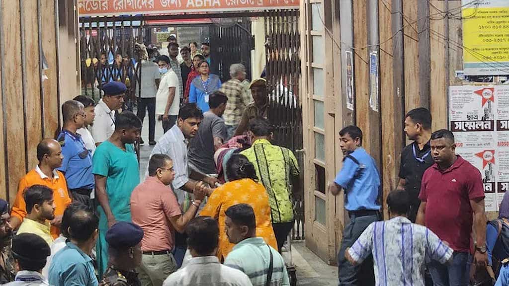 কলকাতায় পূজামণ্ডপে ‘বেশ কয়েকজন’ পদদলিত, মৃত্যুর শঙ্কা
