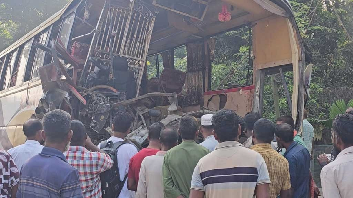 ট্রাকের সঙ্গে সংঘর্ষে নিহত ১২: বাসচালক ঘুমিয়ে পড়াতেই দুর্ঘটনা, দাবি আহত যাত্রীর