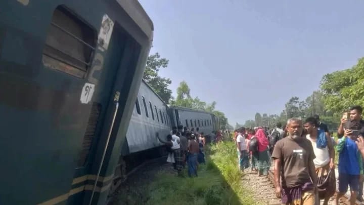 লাকসামে ট্রেন দুর্ঘটনা: রেলওয়ের উপসহকারী প্রকৌশলী বরখাস্ত