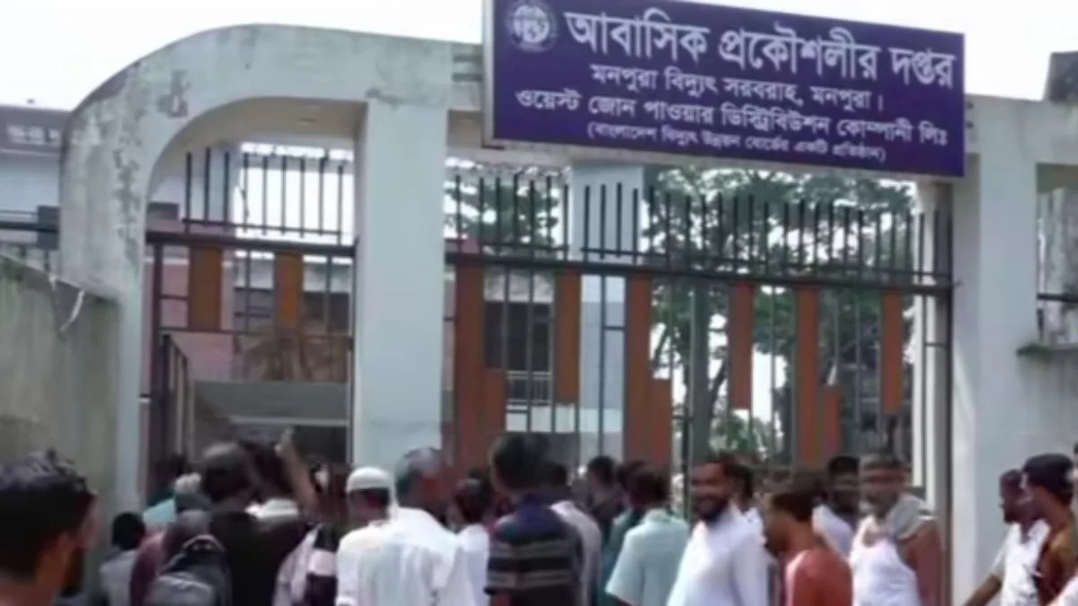২৪ ঘণ্টায় মাত্র ১ ঘণ্টা বিদ্যুৎ, মনপুরায় বিদ্যুৎ অফিসে ব্যবসায়ীদের বিক্ষোভ