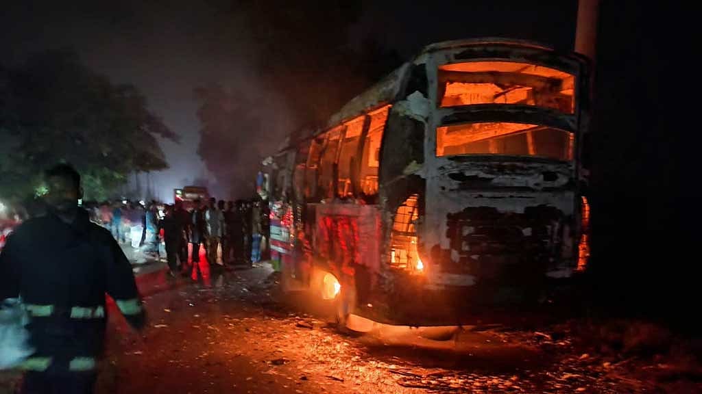 চট্টগ্রামে বাসচাপায় অটোরিকশার দুই যাত্রী নিহত, বিক্ষুব্ধদের আগুনে পুড়ল বাস