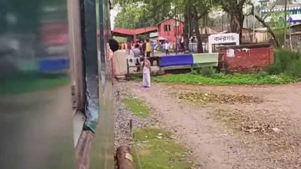বদরগঞ্জে দোলনচাঁপা এক্সপ্রেসের দুটি বগি লাইনচ্যুত, দুর্ভোগে যাত্রীরা