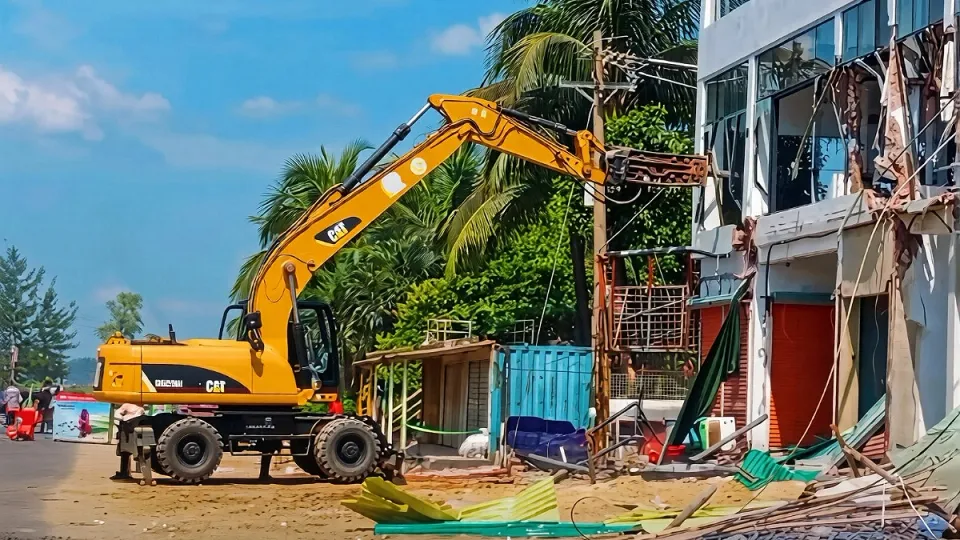 ইনানীতে অবৈধ রিসোর্ট গুঁড়িয়ে দিল যৌথ বাহিনী, মালিকের দাবি ক্ষতি ৬ কোটি টাকা