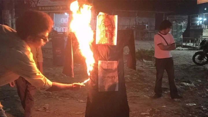 বীর মুক্তিযোদ্ধার দাফনে বাধার প্রতিবাদে জাবিতে বিক্ষোভ ও কুশপুত্তলিকা দাহ