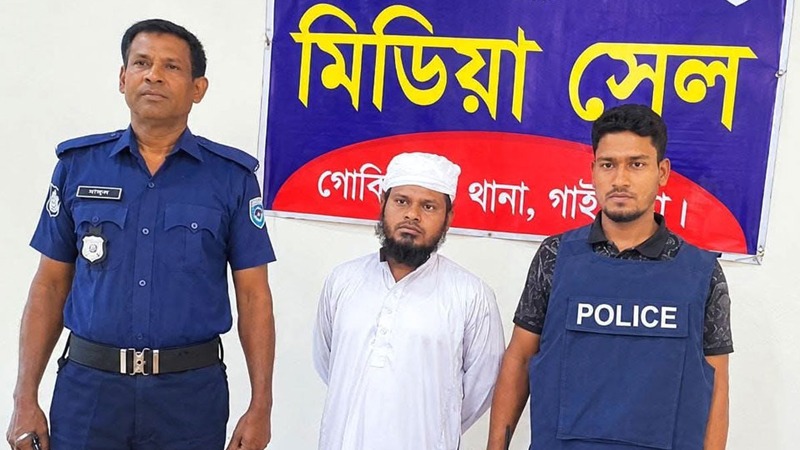 শিক্ষার্থীর মায়ের আপত্তিকর ছবি দেখিয়ে ‘ব্লাক মেইল’, মাদ্রাসা শিক্ষক গ্রেফতার